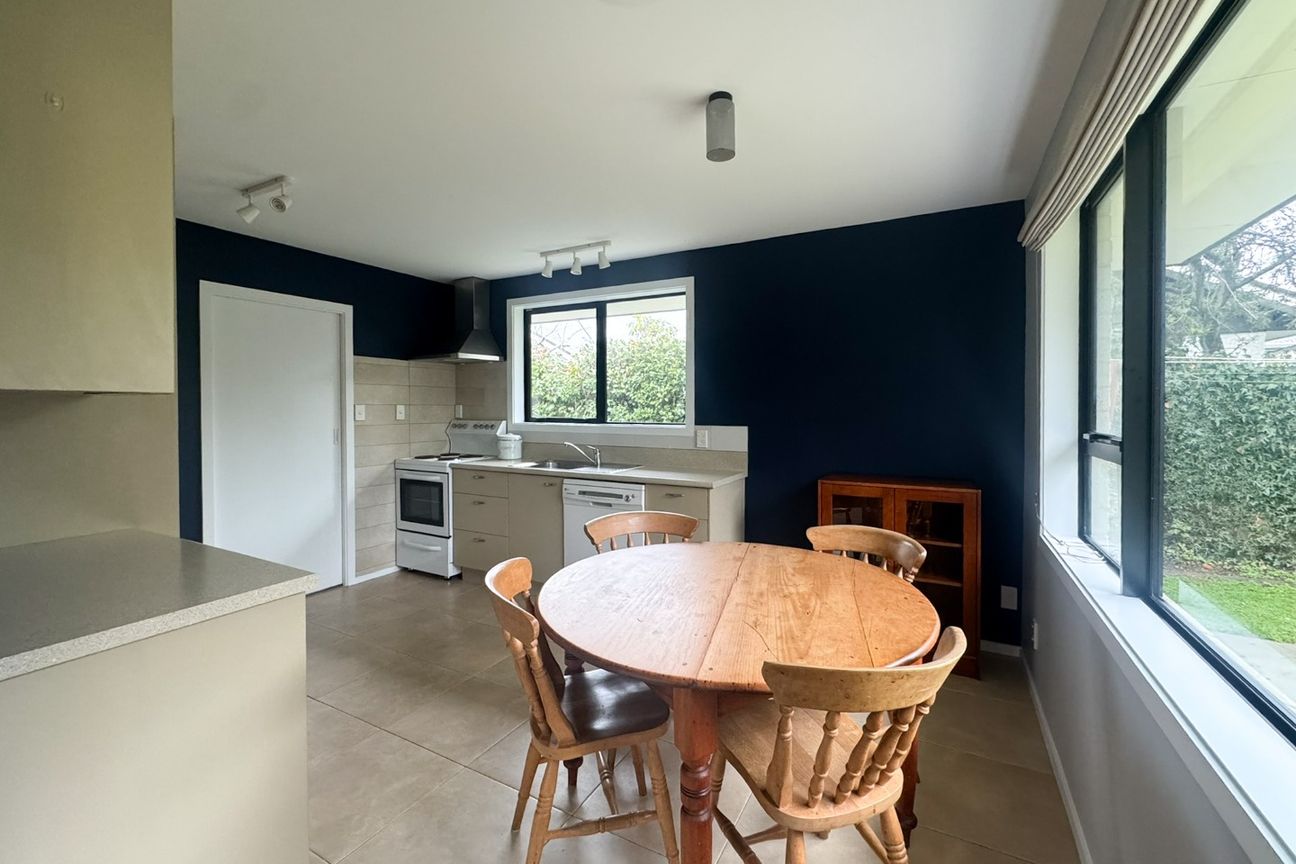 Spacious Two Bedroom Home! Great School Zones! - Vista 4