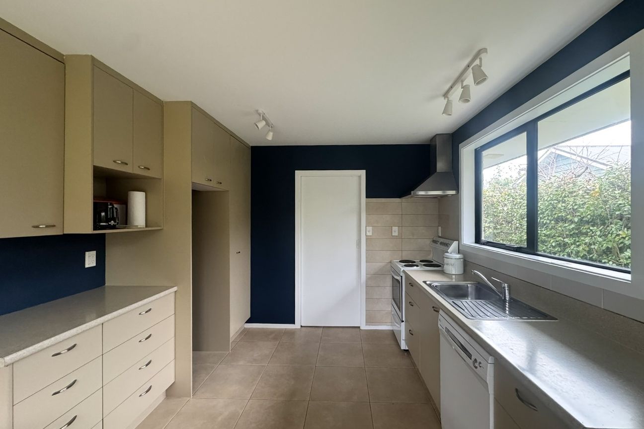 Spacious Two Bedroom Home! Great School Zones! - Vista 2