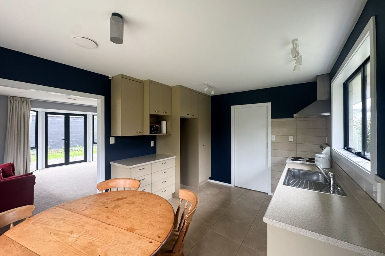 Spacious Two Bedroom Home! Great School Zones! - Vista 3