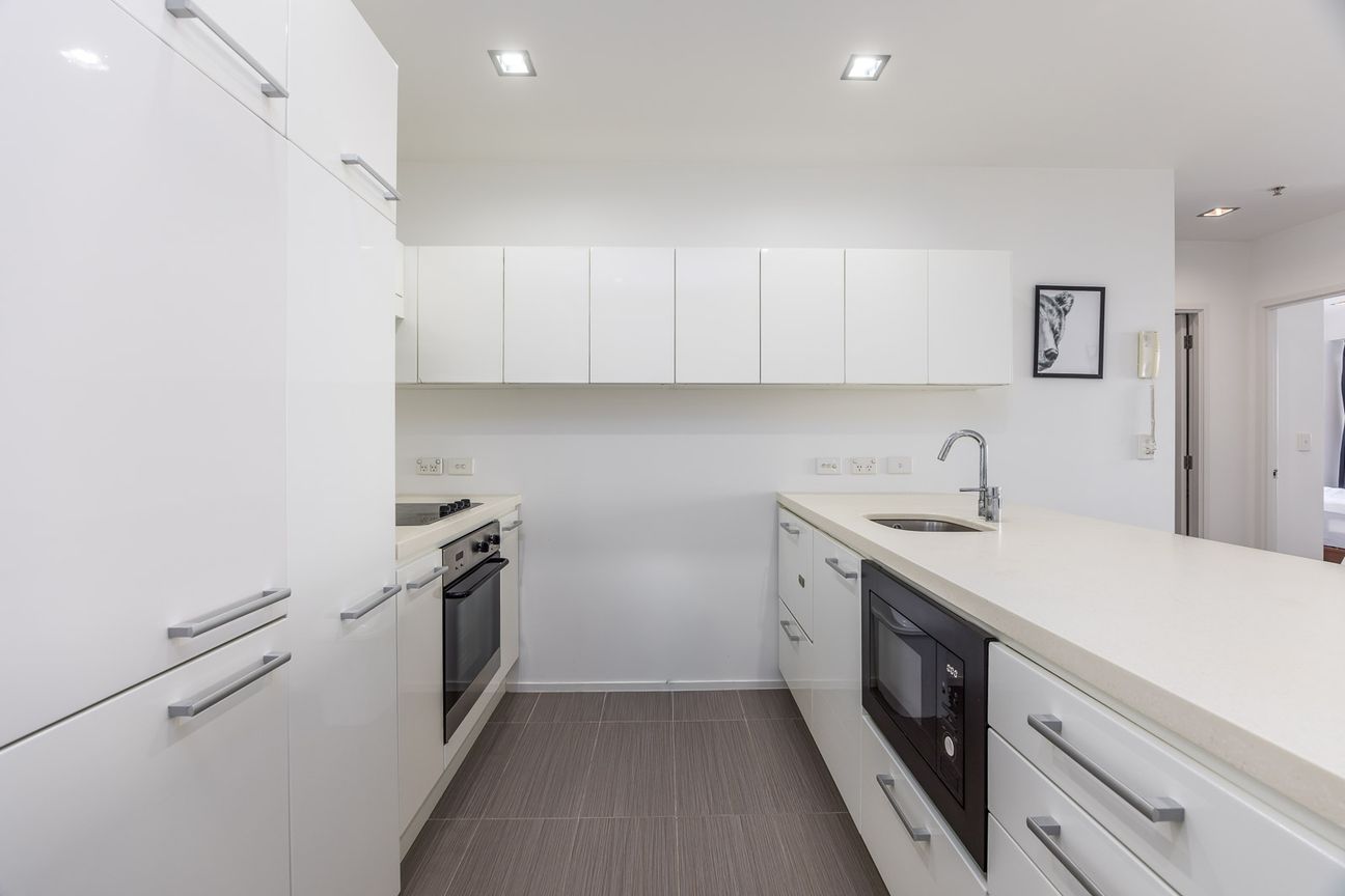 Sunny Upper Queen Street Sanctuary - Furnished Living with Parking - Fler