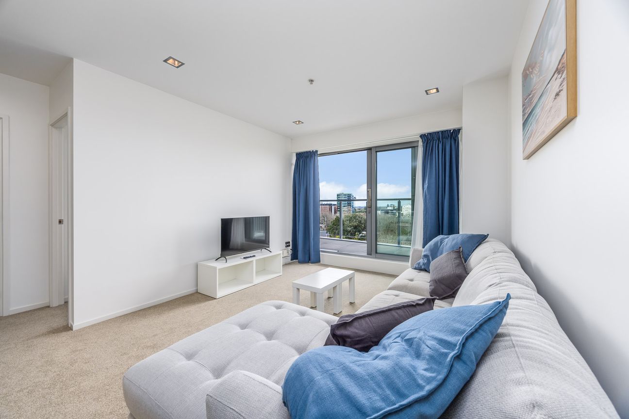 Sunny Upper Queen Street Sanctuary - Furnished Living with Parking - Bild 5