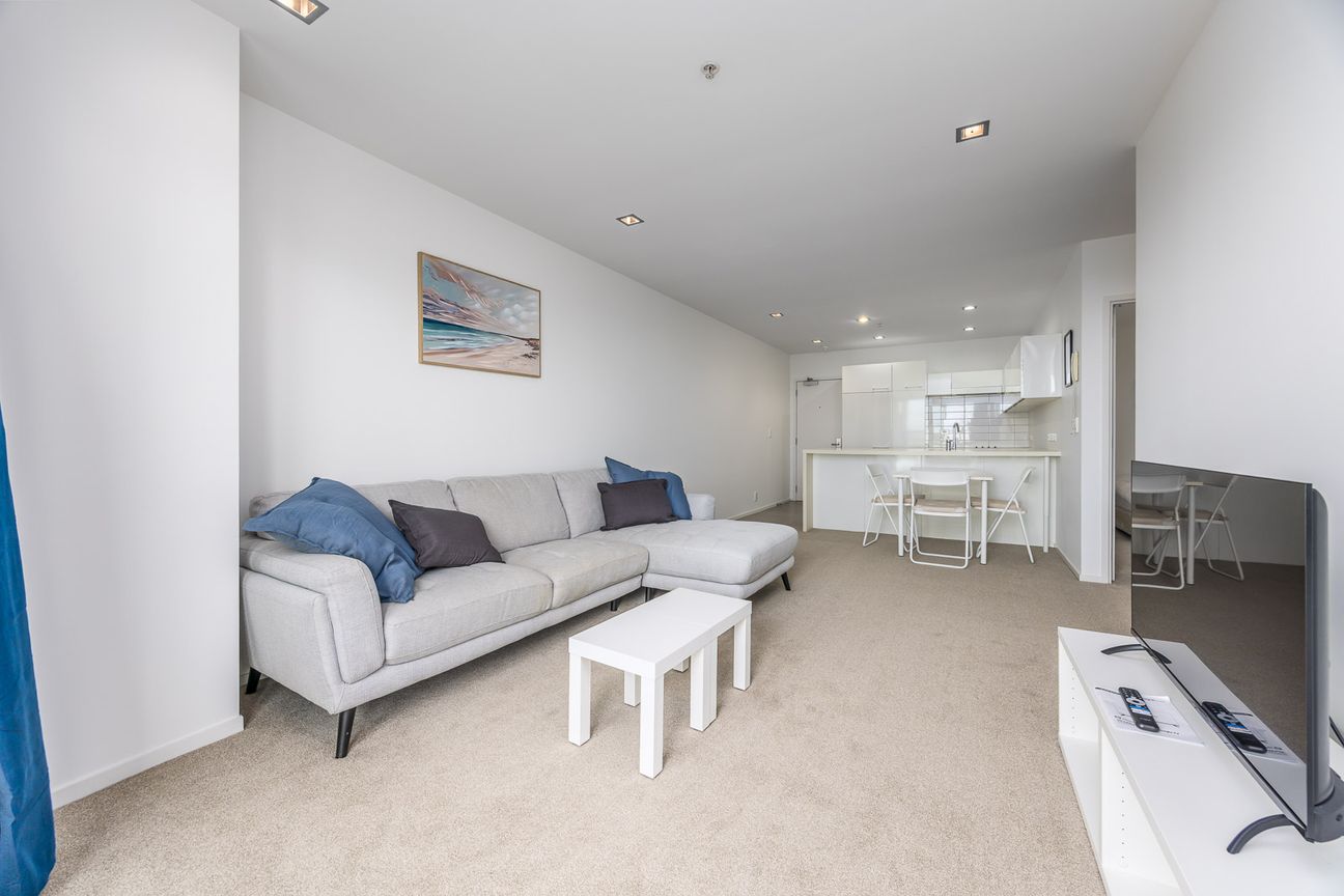 Sunny Upper Queen Street Sanctuary - Furnished Living with Parking - Bild 4