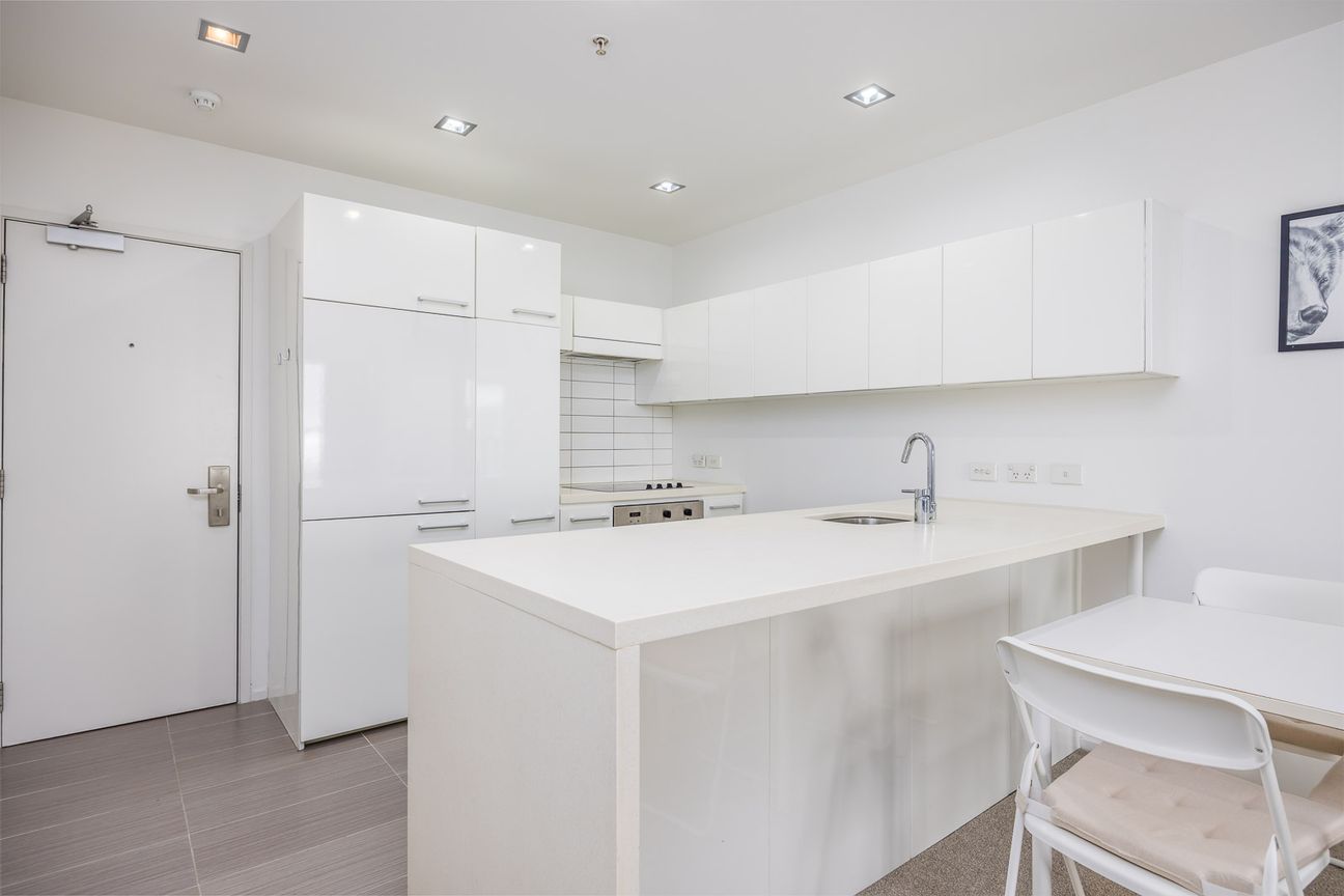 Sunny Upper Queen Street Sanctuary - Furnished Living with Parking - Bild 6