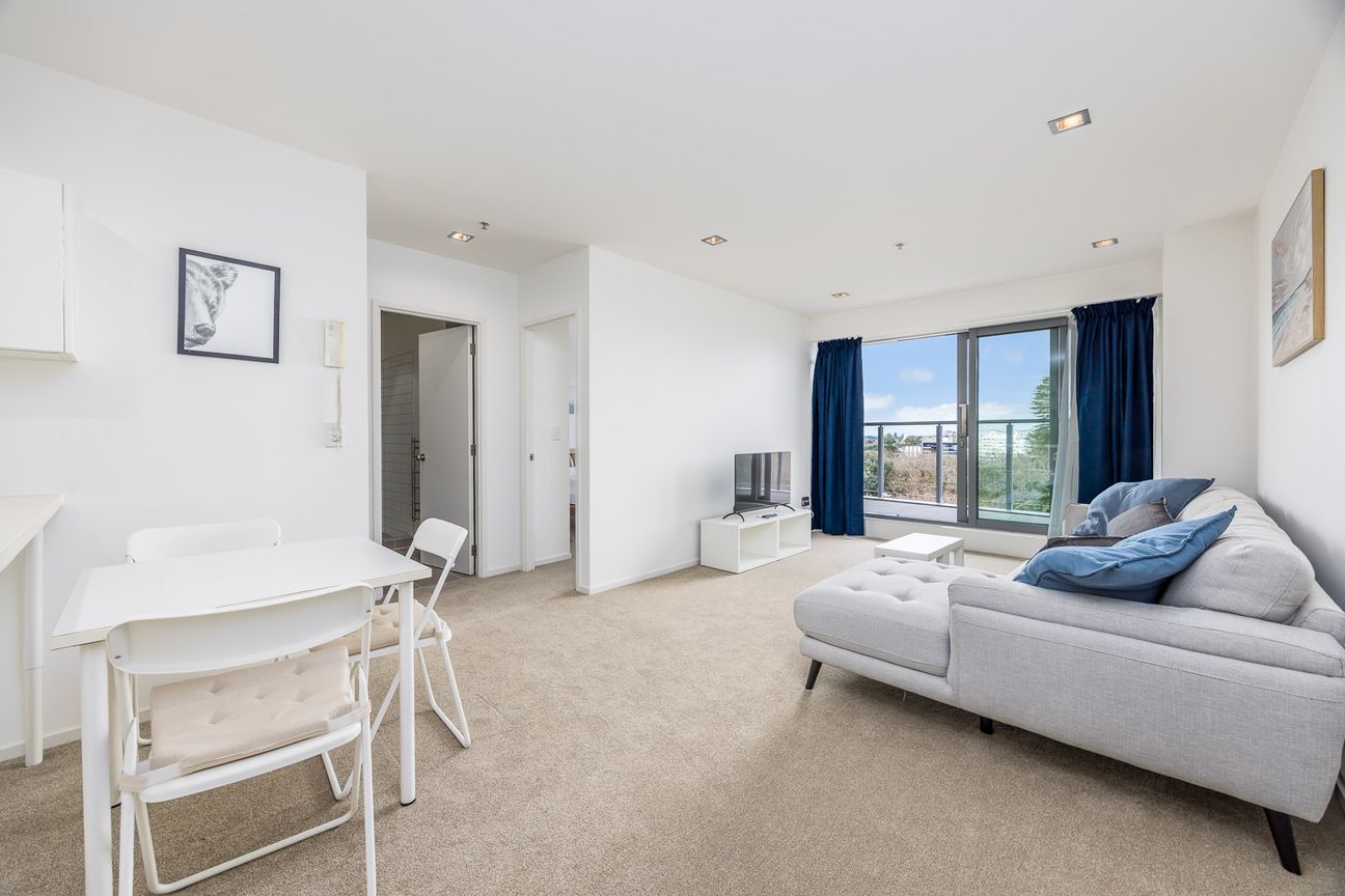 Sunny Upper Queen Street Sanctuary - Furnished Living with Parking - Bild 2