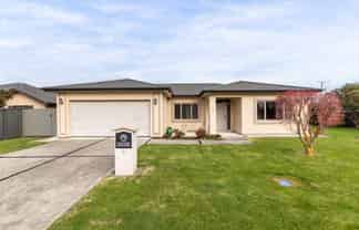 2 Delta Mews Place, Clive