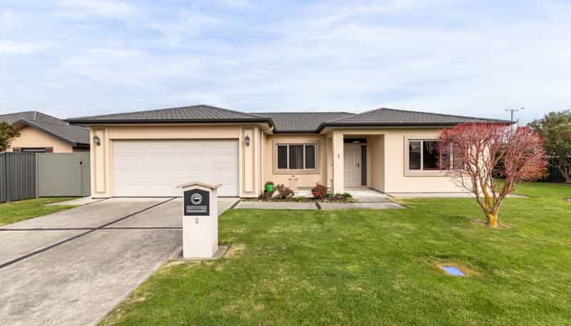 2 Delta Mews Place, Clive