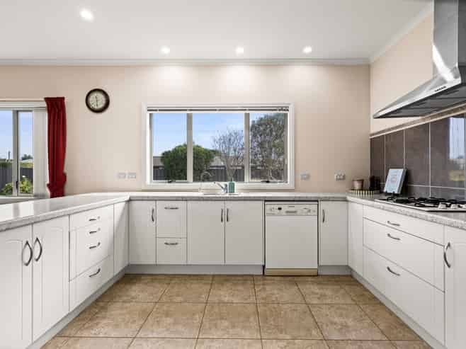 2 Delta Mews Place, Clive