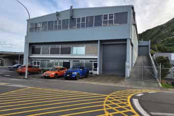 Showroom/office/warehouse