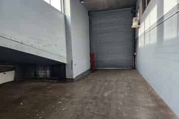 Showroom/office/warehouse