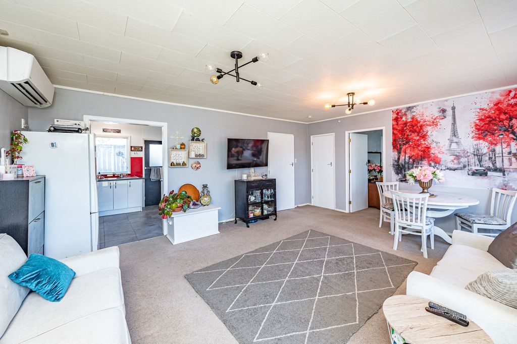 Easy living in a prime location 1