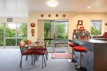 17 Saxbys Road, Glenview