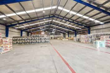 Large clear-span industrial warehouse