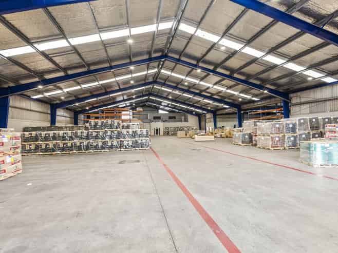 Large clear-span industrial warehouse
