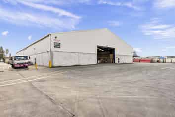 Large clear-span industrial warehouse