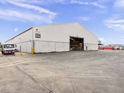 Large clear-span industrial warehouse