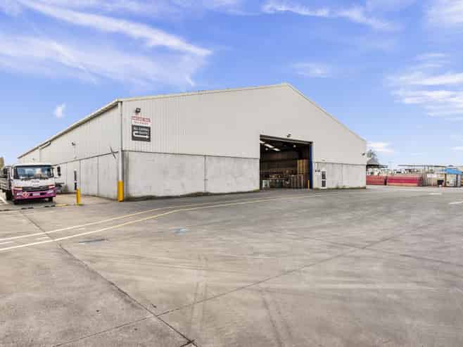 Large clear-span industrial warehouse
