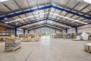 Large clear-span industrial warehouse
