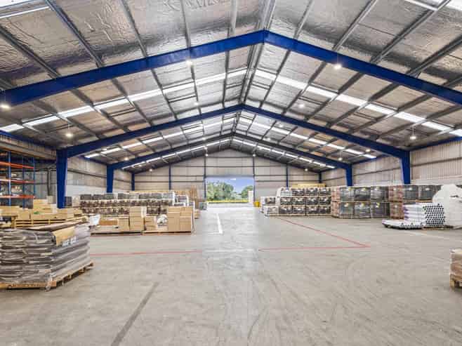 Large clear-span industrial warehouse