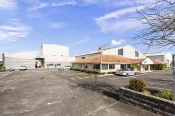 Large clear-span industrial warehouse