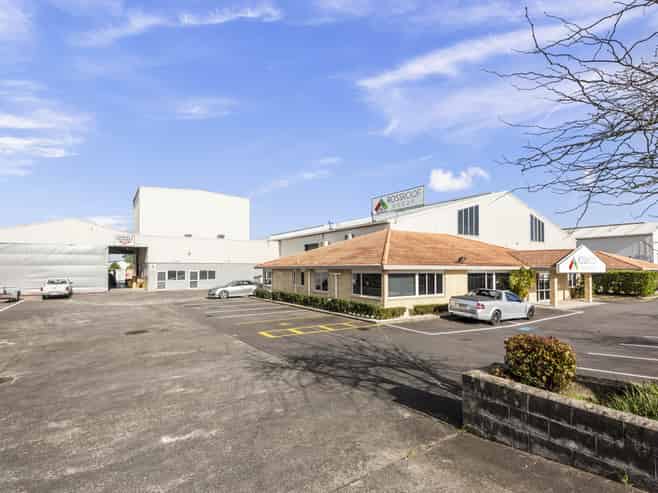 Large clear-span industrial warehouse