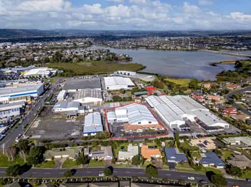 Large clear-span industrial warehouse