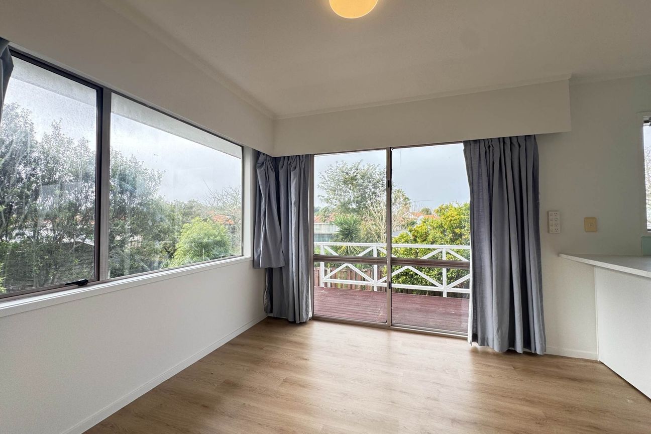 Renovated Three Bedroom Home With A Study Near... - Bild 2