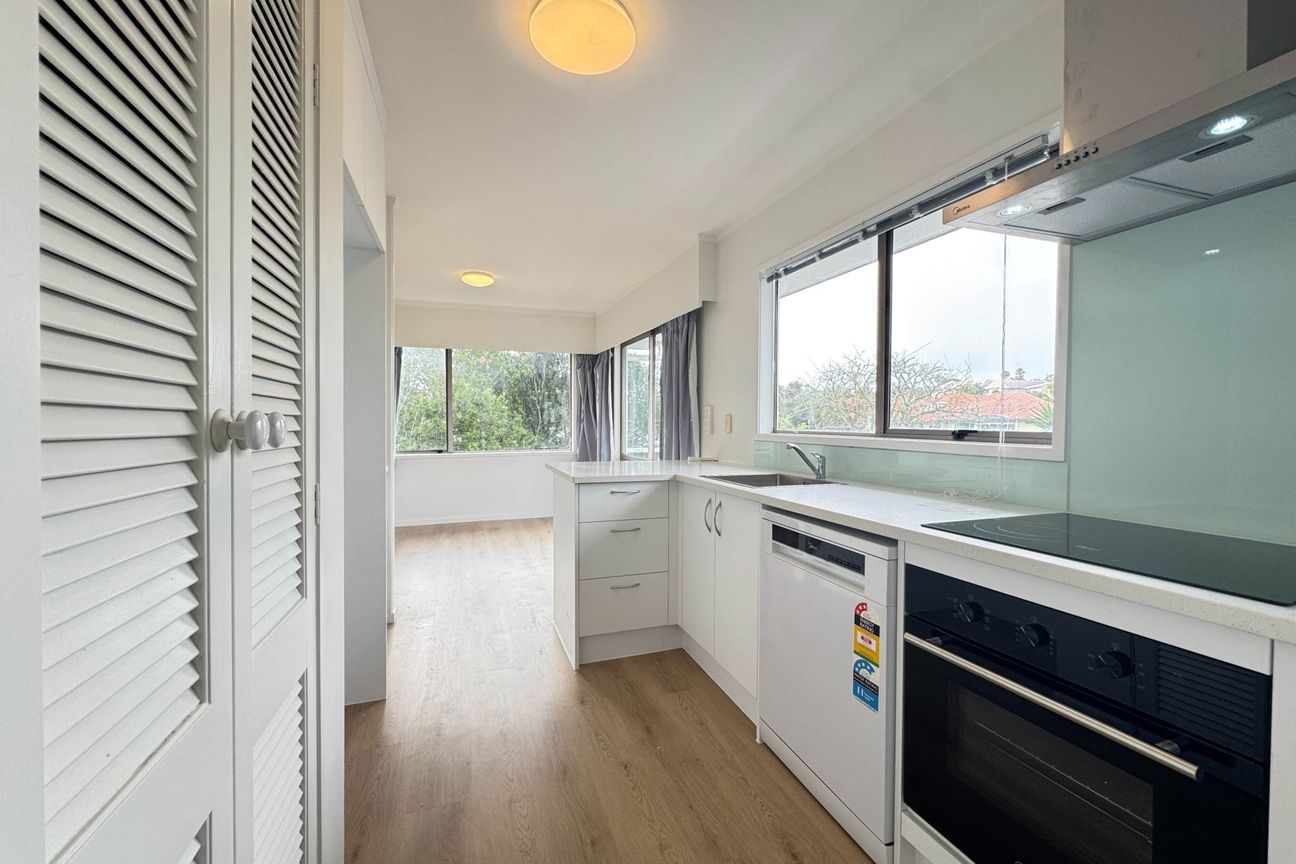 Renovated Three Bedroom Home With A Study Near... - Bild 5