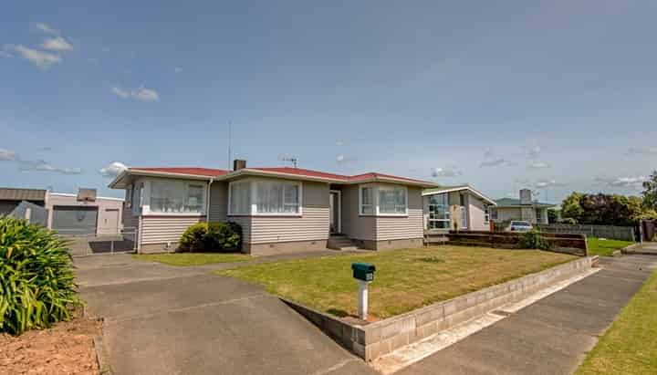28 Holdsworth Avenue, Milson