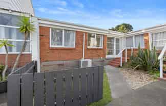 2/220A Church Street, Onehunga