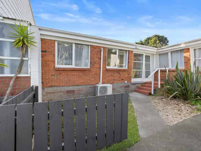 2/220A Church Street, Onehunga
