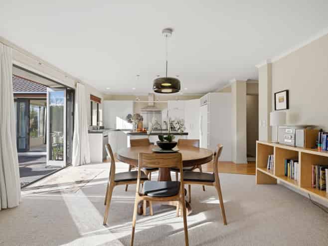 1 Caroline Way, Northwood