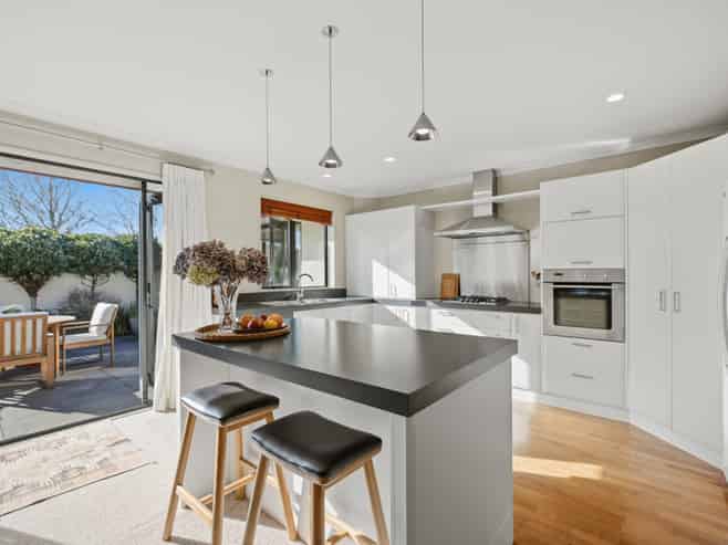 1 Caroline Way, Northwood