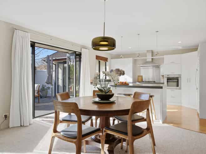 1 Caroline Way, Northwood
