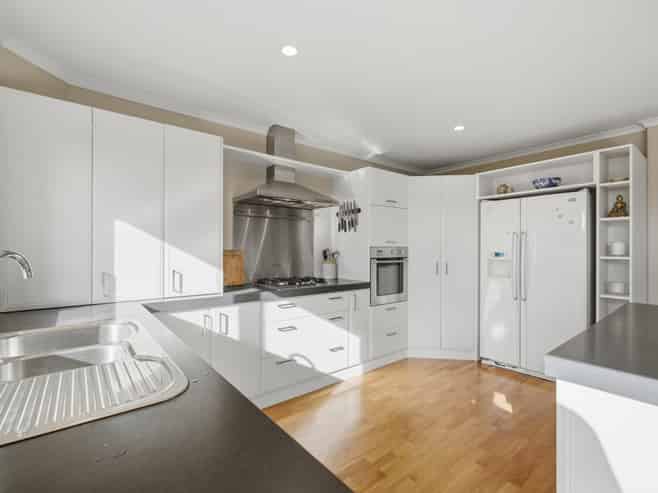 1 Caroline Way, Northwood