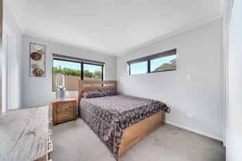 15b Crown Crescent, Otara