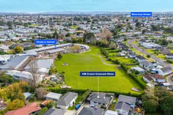 15b Crown Crescent, Otara