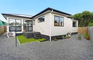 15b Crown Crescent, Otara
