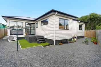 15b Crown Crescent, Otara