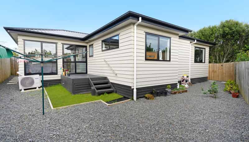 15b Crown Crescent, Otara