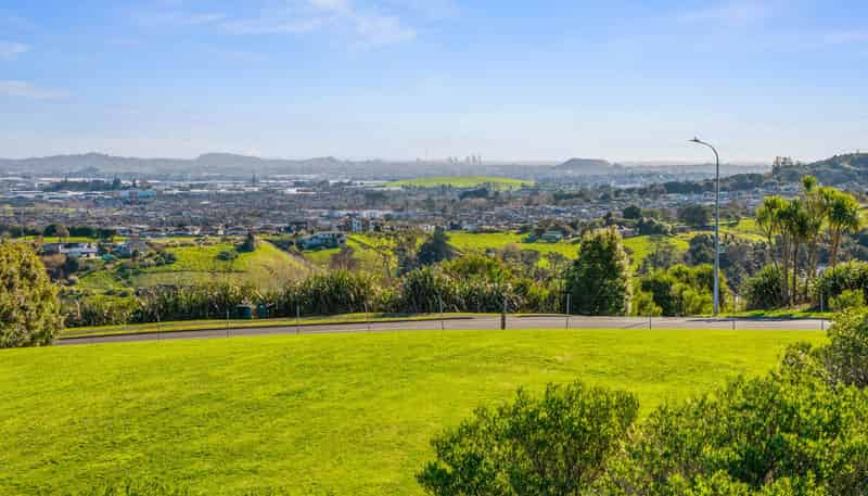 8 Sovereign Street, Flat Bush