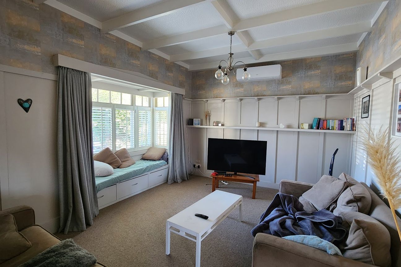 Character Bungalow, Minutes from the City! - Bild 6