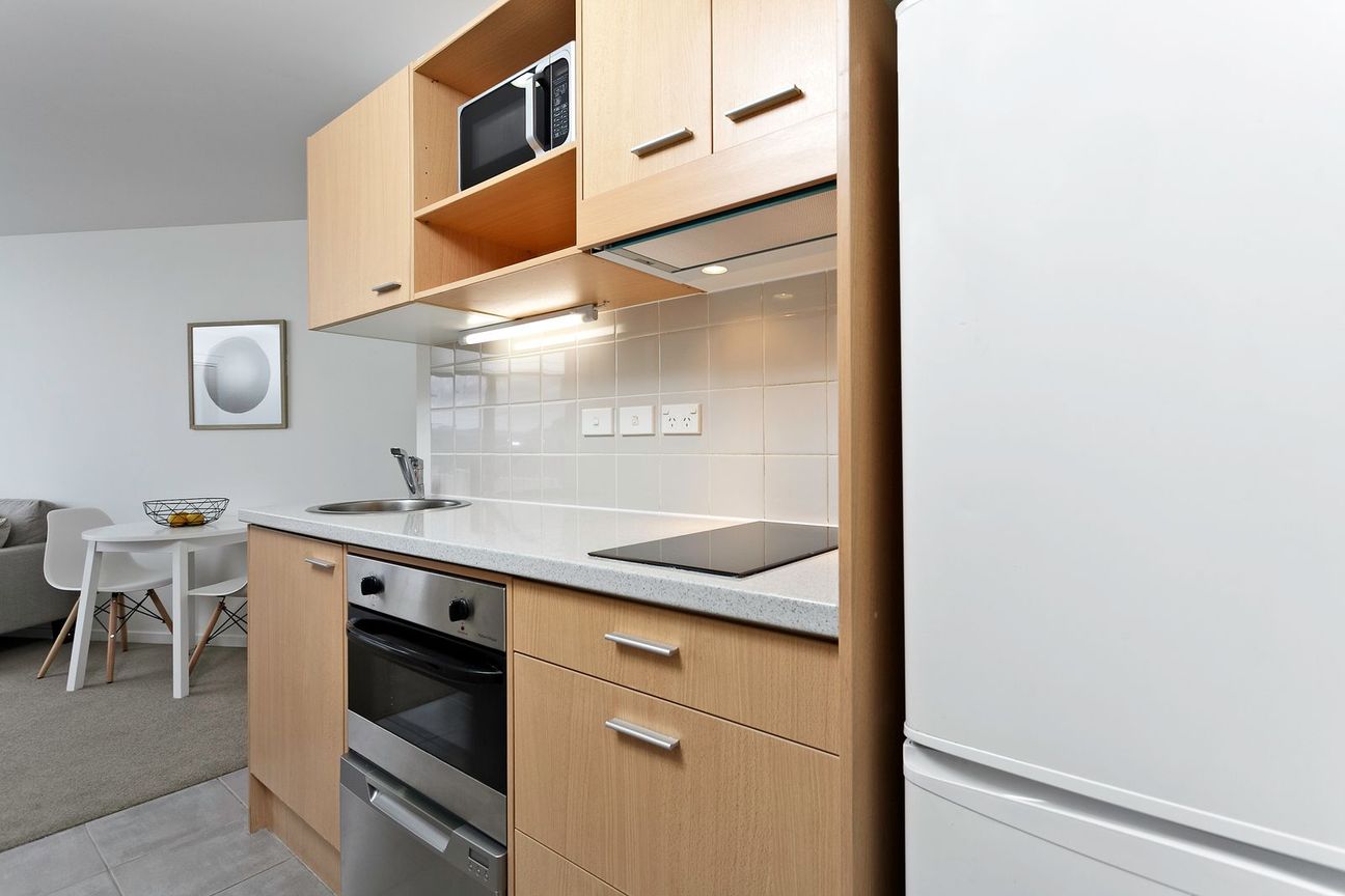 Sunlit City Living: Spacious Three-Bedroom Gem on Queen Street - Mehr