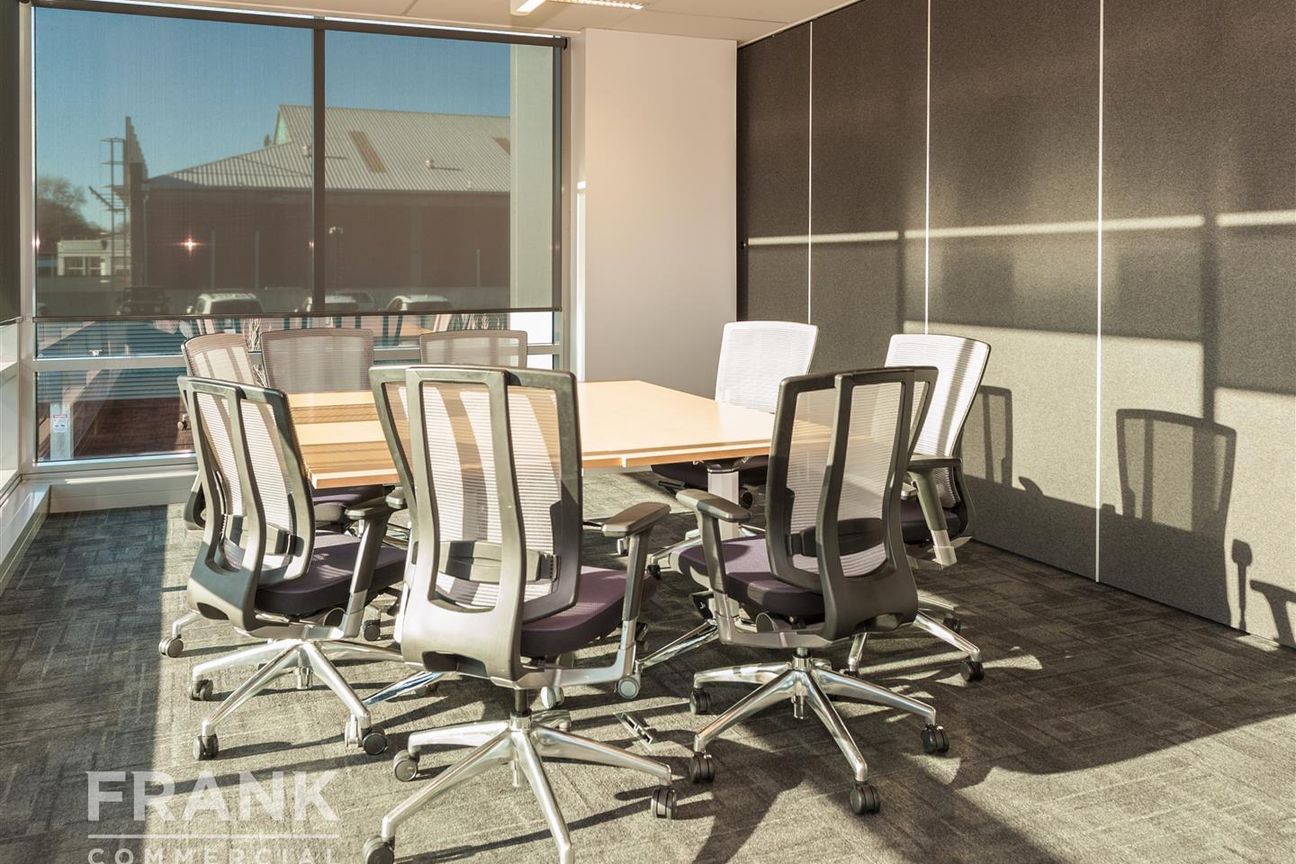 Modern Office Space with Exceptional Shared Facilities - Więcej