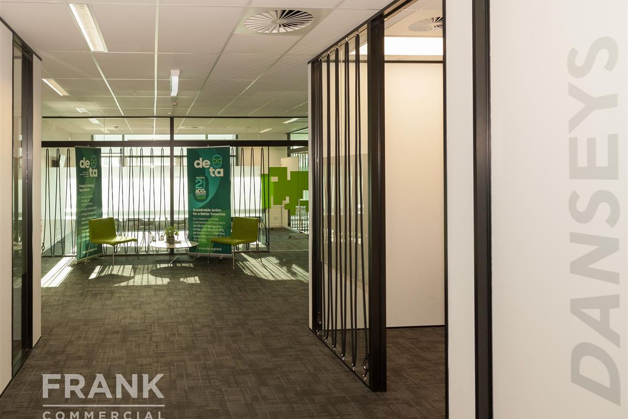 Modern Office Space with Exceptional Shared Facilities - Widok 2