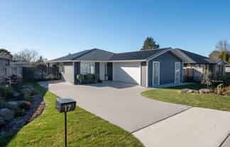 17 Lloyd Crescent, Pukehangi