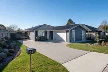 17 Lloyd Crescent, Pukehangi