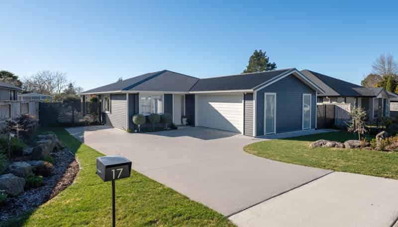 17 Lloyd Crescent, Pukehangi