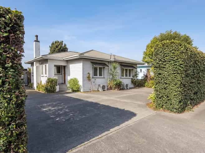 323 Western Hills Drive, Avenues