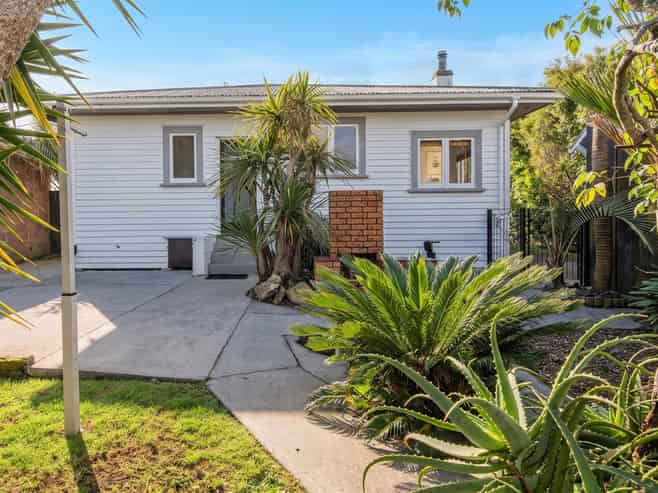 323 Western Hills Drive, Avenues