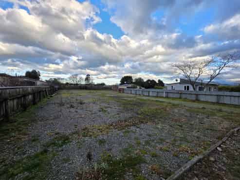 Secure central Carterton industrial yard